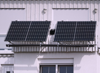 Zwei Solarmodule am Balkon vom Haus zur Stromerzeugung 