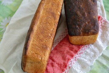 Rustic colonial rye bread. Well-lit image, clear selective focus on the details of the bread texture, conveying tradition, rusticity and homemade flavor.
