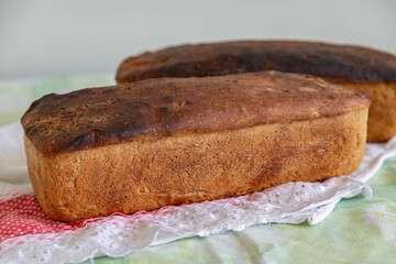 Rustic colonial rye bread. Well-lit image, clear selective focus on the details of the bread texture, conveying tradition, rusticity and homemade flavor.