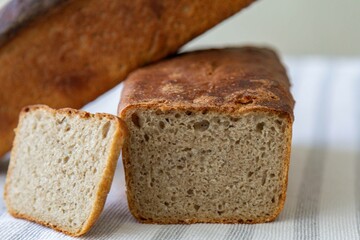 Rustic colonial rye bread. Well-lit image, clear selective focus on the details of the bread texture, conveying tradition, rusticity and homemade flavor.