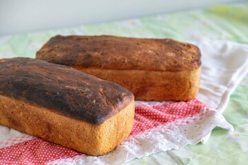 Rustic colonial rye bread. Well-lit image, clear selective focus on the details of the bread texture, conveying tradition, rusticity and homemade flavor.