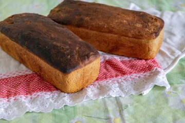 Rustic colonial rye bread. Well-lit image, clear selective focus on the details of the bread texture, conveying tradition, rusticity and homemade flavor.