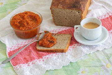 Rustic colonial rye bread, with chimia or pumpkin jam. Well-lit image, clear selective focus on the details of the texture of the bread and the jam, conveying tradition, rusticity and homemade flavor