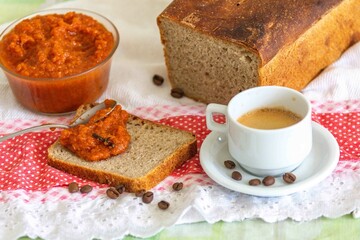 Rustic colonial rye bread, with chimia or pumpkin jam. Well-lit image, clear selective focus on the details of the texture of the bread and the jam, conveying tradition, rusticity and homemade flavor