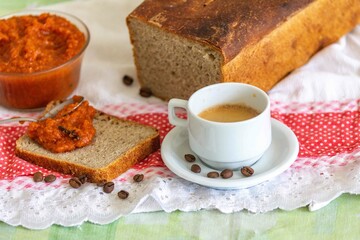 Rustic colonial rye bread, with chimia or pumpkin jam. Well-lit image, clear selective focus on the details of the texture of the bread and the jam, conveying tradition, rusticity and homemade flavor