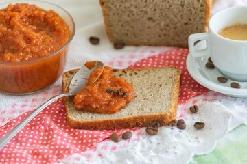 Rustic colonial rye bread, with chimia or pumpkin jam. Well-lit image, clear selective focus on the details of the texture of the bread and the jam, conveying tradition, rusticity and homemade flavor