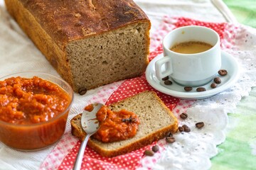Rustic colonial rye bread, with chimia or pumpkin jam. Well-lit image, clear selective focus on the details of the texture of the bread and the jam, conveying tradition, rusticity and homemade flavor