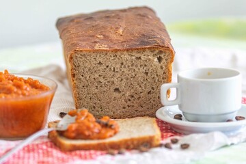 Rustic colonial rye bread, with chimia or pumpkin jam. Well-lit image, clear selective focus on the details of the texture of the bread and the jam, conveying tradition, rusticity and homemade flavor