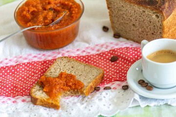 Rustic colonial rye bread, with chimia or pumpkin jam. Well-lit image, clear selective focus on the details of the texture of the bread and the jam, conveying tradition, rusticity and homemade flavor