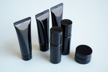 白背景のエレガントな黒い化粧品のサンプル　	