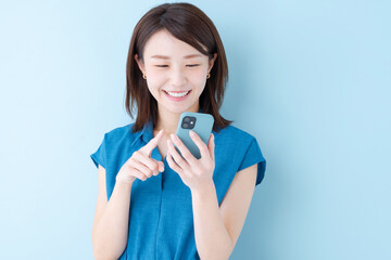 スマホ　女性　ブルーバック