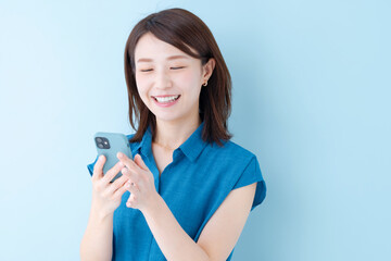 スマホ　女性　ブルーバック