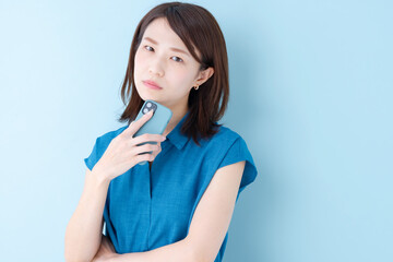 スマホ　女性　ブルーバック