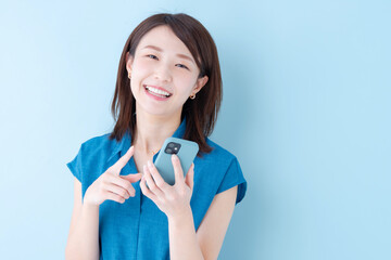 スマホ　女性　ブルーバック