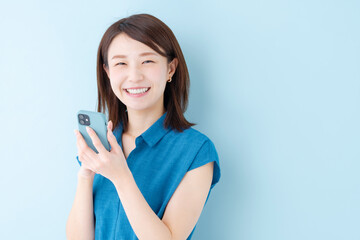スマホ　女性　ブルーバック