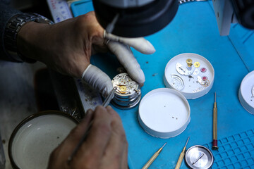 Repairing a wristwatch. Watch repair