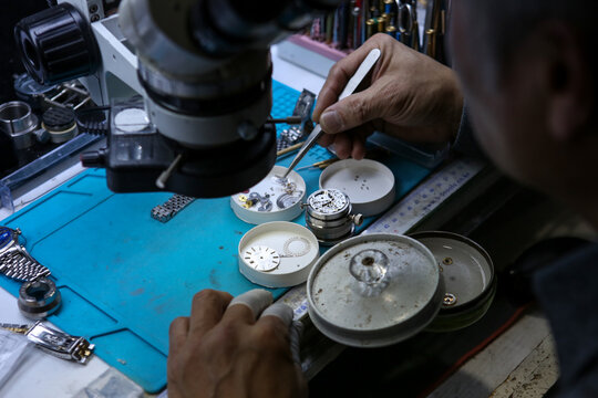 Repairing a wristwatch. Watch repair