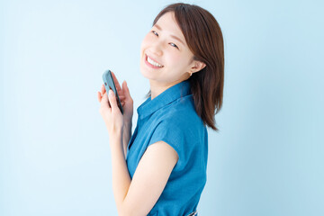 スマホ　女性　ブルーバック
