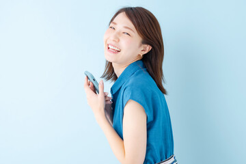 スマホ　女性　ブルーバック