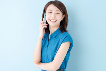 スマホ　女性　ブルーバック