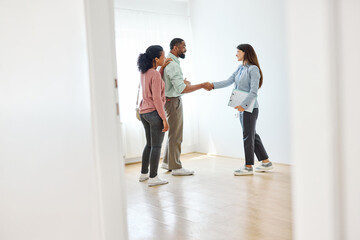 Fototapeta premium Female Real Estate Agent Selling And Showing The Modern Apartment To His Young Clients couple and shaking hands agreement deal In The Apartment
