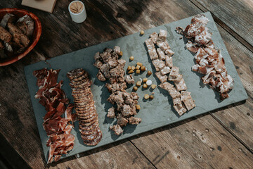 Assortiment de charcuterie et pâté servit sur un plateau
