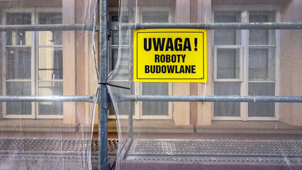 Rusztowanie metalowe, roboty na wysokości, remont elewacji, budynku, tablice ostrzegawcze, siatka ochronna.
