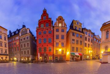 Obraz premium Historic buildings in Stortorget Square at dawn in Stockholm, Sweden
