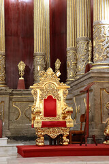 Sillón ceremonial en la Catedral de Iztapalapa, labrado en acabados dorados y terciopelo color...