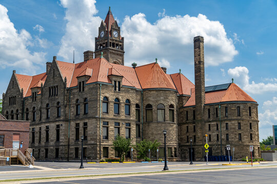 Historic Bay City Hall &ndash; Richardsonian Romanesque Government Building in Bay City, Michigan
