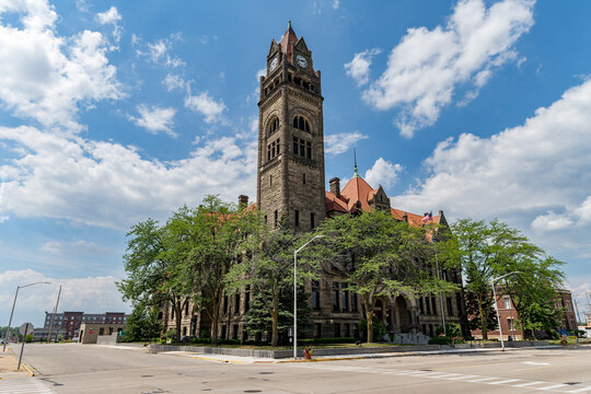 Historic Bay City Hall &ndash; Richardsonian Romanesque Government Building in Bay City, Michigan