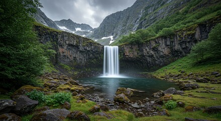 Fototapeta premium a waterfall in the middle of a mountain