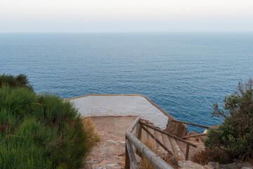 MIRADOR DEL Faro del Cabo de la Nao al Atardecer – Paisaje Costero en Jávea, Alicante, España Cape Nao Lighthouse at Sunset – Coastal Landscape in Javea, Alicante, Spain