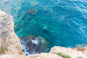 AGUA COLOR AZUL TURQUESA MEDITERRANEO playa paradisíaca cala del moraig turismo españa verano 2025  Cala del Moraig, a paradise beach, is a Spanish tourist destination, summer 2025
