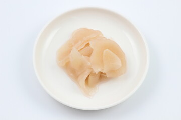 紅しょうがの酢漬け（ガリ）、食卓のアクセント。