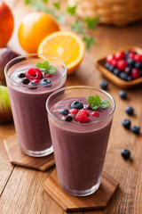 【アサイースムージー】ブルーベリーとラズベリーを浮かべたアサイーのスムージー。