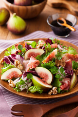 【イチジクのサラダ】秋が旬のイチジクを使ったサラダ。相性良い生ハムとクレソン等の野菜を和え胡桃を散らしました。バルサミコ酢をかけて美味しくいただきます。