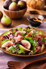 【イチジクのサラダ】秋が旬のイチジクを使ったサラダ。相性良い生ハムとクレソン等の野菜を和え胡桃を散らしました。バルサミコ酢をかけて美味しくいただきます。