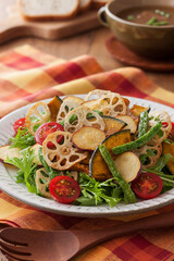 【揚げ野菜サラダ】カリッと揚げた野菜をトマト・水菜と和えた揚げ野菜サラダ。さつまいも・かぼちゃ・蓮根などの表情豊かな野菜たち。食感も見た目も楽しいサラダ。