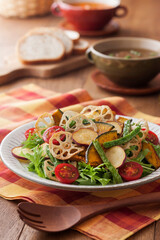 【揚げ野菜サラダ】カリッと揚げた野菜をトマト・水菜と和えた揚げ野菜サラダ。さつまいも・かぼちゃ・蓮根などの表情豊かな野菜たち。食感も見た目も楽しいサラダ。