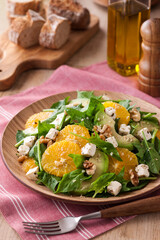 【オレンジとサラダほうれん草のサラダ】新鮮なオレンジとアボカド・ほうれん草を和えたフルーツサラダ。チーズとクルミを散らして栄養バランス良く仕上げました。