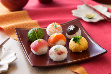 【手まり寿司】3月3日「桃の節句」ひな祭り。女の子の成長を喜ぶお祝いの行事。春らしく彩り豊かな「手まり寿司」でお祝いです。