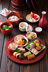 【春の八寸料理】鯛の松皮造り。鯛ともずくの酢の物。鯛の昆布締め。八寸の盆に春らしい肴を盛り付けた会席料理。