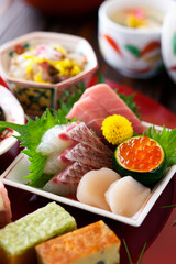 【春の八寸料理】鯛の松皮造り。鯛ともずくの酢の物。鯛の昆布締め。八寸の盆に春らしい肴を盛り付けた会席料理。