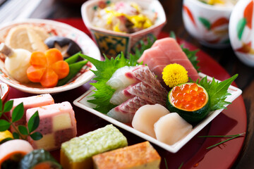 【春の八寸料理】鯛の松皮造り。鯛ともずくの酢の物。鯛の昆布締め。八寸の盆に春らしい肴を盛り付けた会席料理。