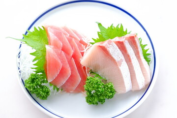 新鮮なお刺身の二種盛り（まぐろ、ハマチ）
