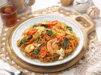 Bihun goreng. Fried vermicelli, fried bee hoon or fried mee hoon refers to a fried noodle dish cooked with vermicelli. Vermicelli with vegetable filling, scrambled eggs, shredded chicken and shrimp