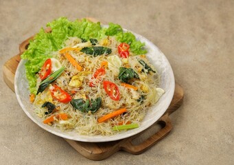 Bihun goreng. Fried vermicelli, fried bee hoon or fried mee hoon refers to a fried noodle dish cooked with vermicelli. Vermicelli with vegetable filling, scrambled eggs, shredded chicken and shrimp