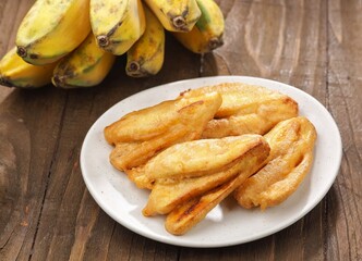 Fried bananas are a snack that is often found in Indonesia, Malaysia, India and Singapore. This food is made from bananas that have been peeled