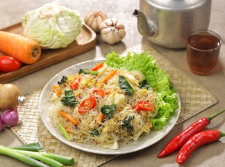 Bihun goreng. Fried vermicelli, fried bee hoon or fried mee hoon refers to a fried noodle dish cooked with vermicelli. Vermicelli with vegetable filling, scrambled eggs, shredded chicken and shrimp